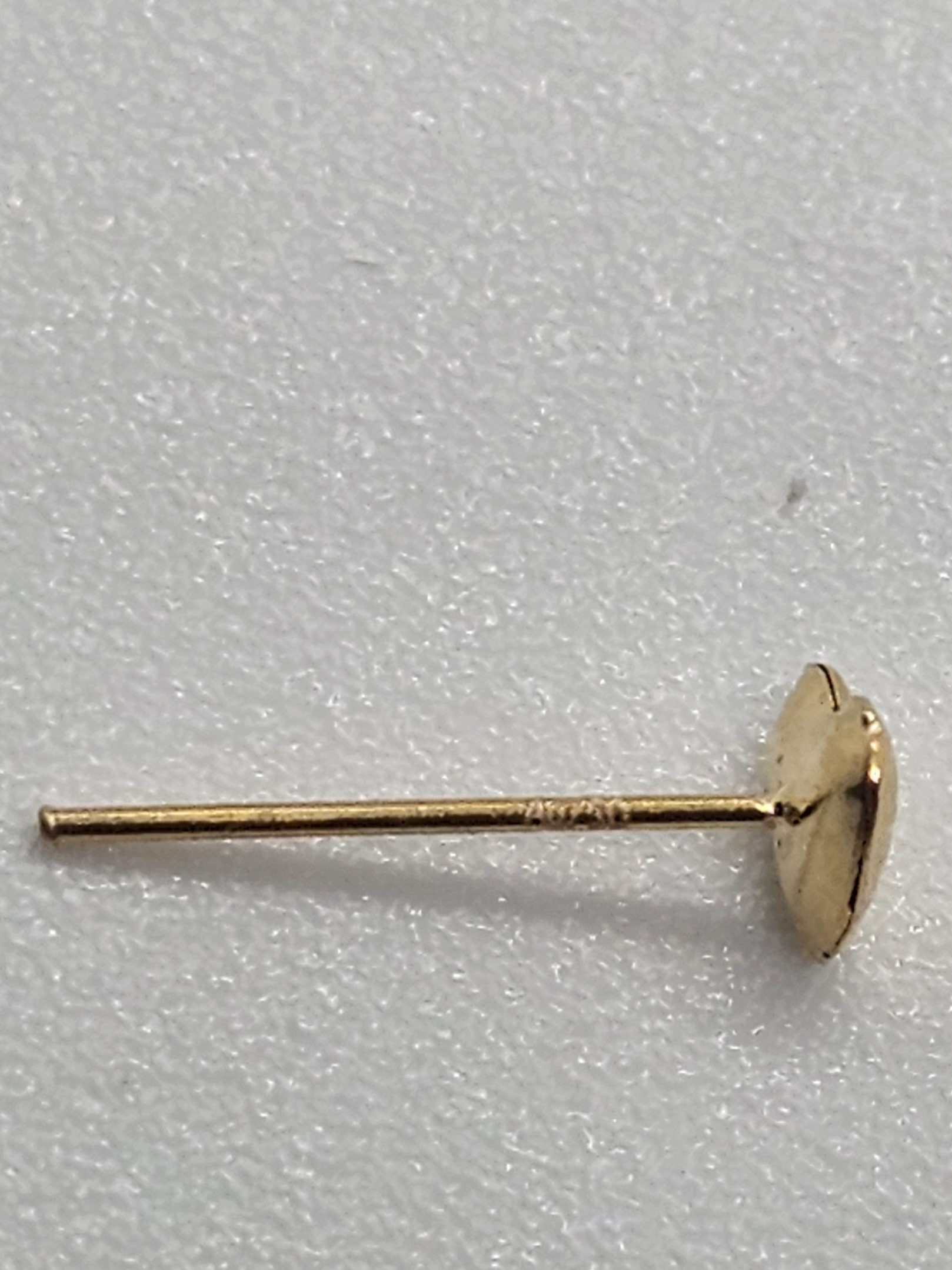 18ct Solid Gold Heart Stud Earrings 8